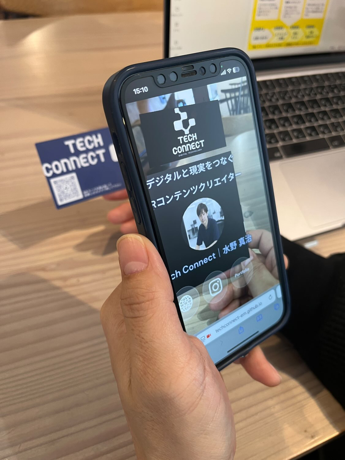 スマートフォン越しにARコンテンツを体験している様子