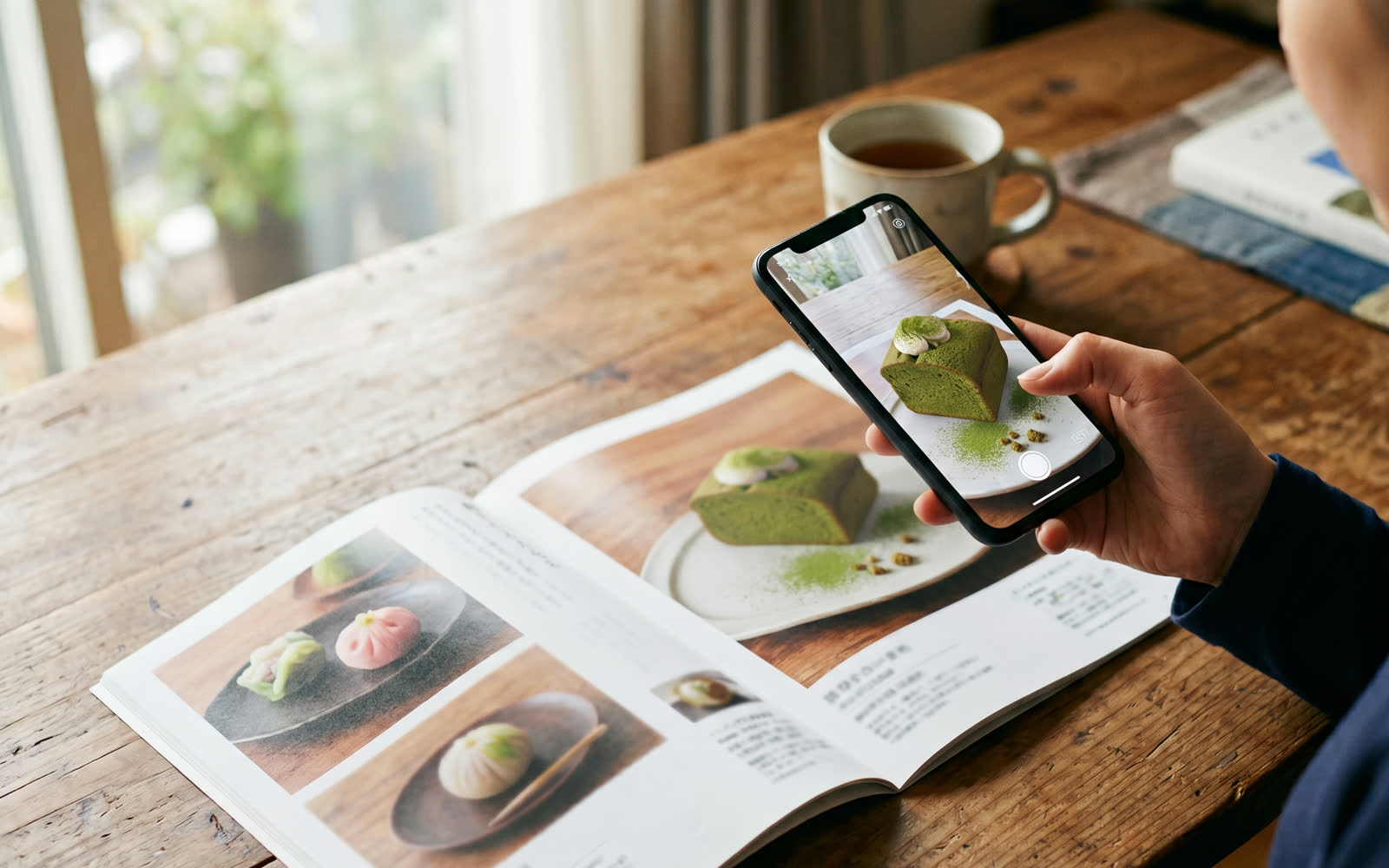 カタログの誌面にスマホをかざすと商品が3Dで現れる制作イメージ