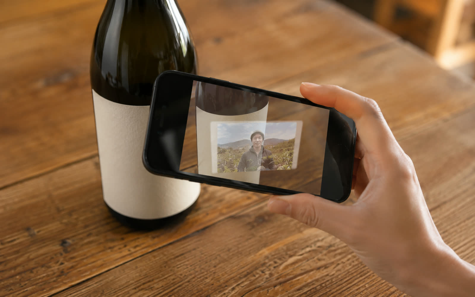 瓶のラベルにスマホをかざすと作り手の映像が現れる制作イメージ