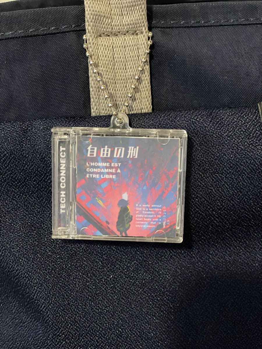 バッグの持ち手に付けたミニチュアCDキーホルダー